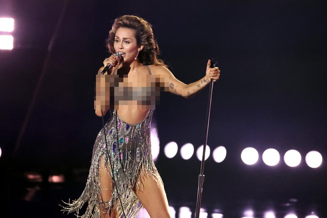 Penampilan ini bukan satu-satunya yang menemani Miley. Total, ia berganti lima kali busana, salah satunya untuk beraksi di panggung. Ia menembangkan Flowers dalam balutan gaun vintage karya Bob Mackie, desainer kostum untuk Cher dan Tina Turner. (Foto: Getty Images/Amy Sussman)