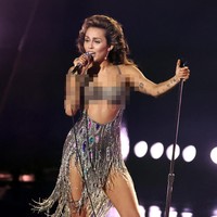 Penampilan ini bukan satu-satunya yang menemani Miley. Total, ia berganti lima kali busana, salah satunya untuk beraksi di panggung. Ia menembangkan Flowers dalam balutan gaun vintage karya Bob Mackie, desainer kostum untuk Cher dan Tina Turner. (Foto: Getty Images/Amy Sussman)