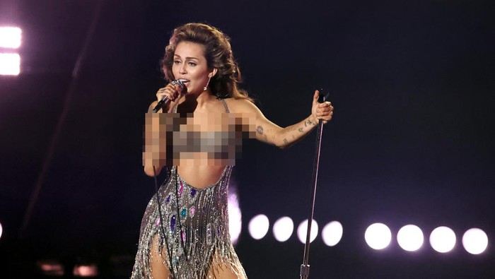 LOS ANGELES, CALIFORNIA - FEBRUARY 04: (FOR EDITORIAL USE ONLY) Miley Cyrus performs onstage during the 66th GRAMMY Awards at Crypto.com Arena on February 04, 2024 in Los Angeles, California. (Photo by Amy Sussman/Getty Images)
