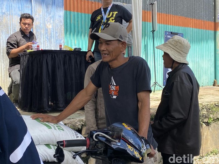 Misbahudin, warga Sukabumi usai membeli pupuk nonsubsidi berharga murah.