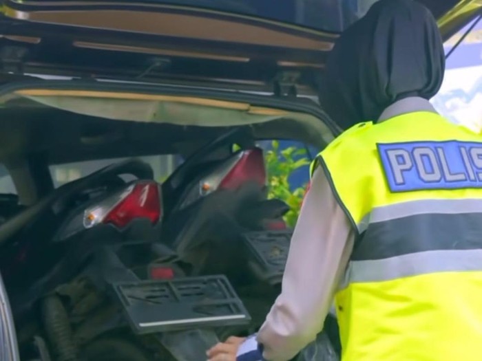 Mobil bawa motor disetop polisi (Dok.tangkapan layar Instagram TMC Polda Metro Jaya)