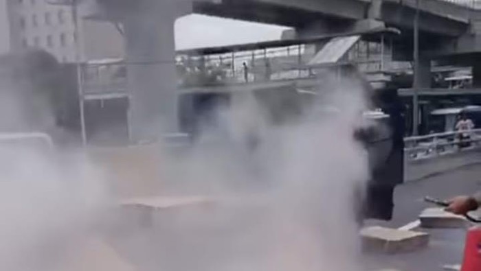 Mobil muatan kardus terbakar di Tol Cawang arah Barat