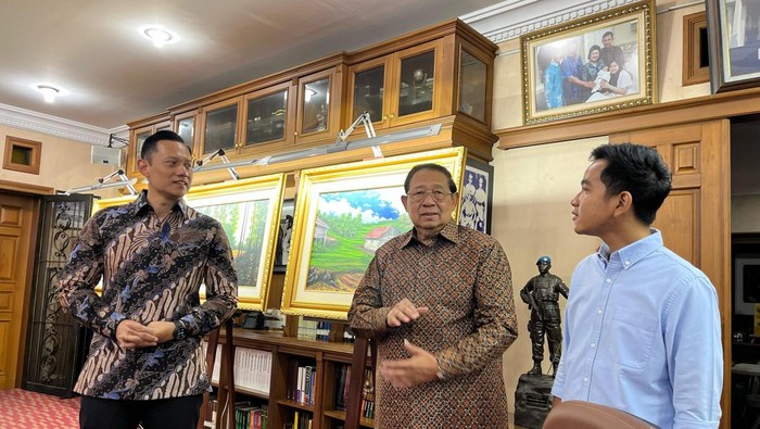 Cawapres nomor urut 2 Gibran Rakabuming Raka bertemu dengan Ketua Majelis Tinggi Partai Demokrat (PD) Susilo Bambang Yudhoyono (SBY) dan Ketua Umum PD Agus Harimurti Yudhoyono (AHY) di Cikeas, Jawa Barat, Senin (5/2/2024). Gibran salim tangan SBY saat bertemu.