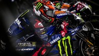 Kelir warna kombinasi biru dan hitam masih mendominasi motor YZR-M1. Monster Energy menjadi sponsor utama tim. Lambang cakar yang ikonik masih menghiasi motor, seragam, dan logo tim balap. Foto: Yamaha