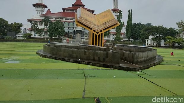 Monumen Pilar Budaya Ngaos di Alun-alun Cianjur