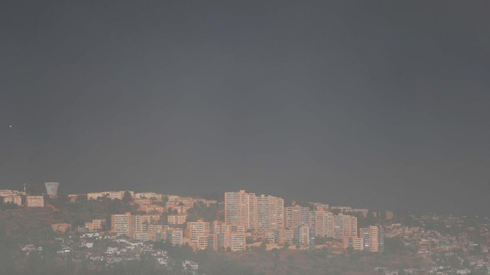Smoke from wildfires blankets the sky in Vina Del Mar, Chile February 2, 2024. REUTERS/Rodrigo Garrido