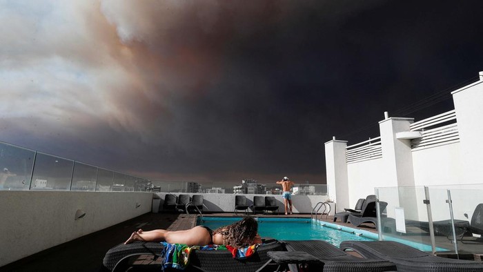 Smoke from wildfires blankets the sky in Vina Del Mar, Chile February 2, 2024. REUTERS/Rodrigo Garrido