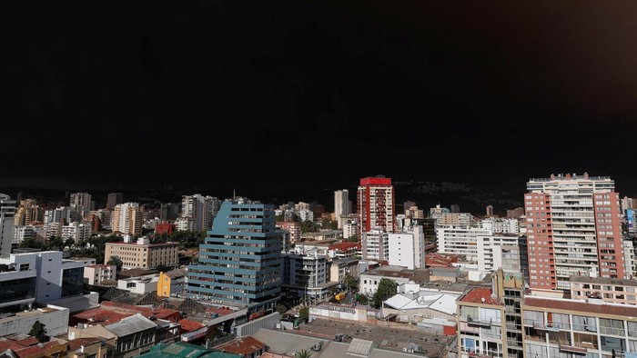 Smoke from wildfires blankets the sky in Vina Del Mar, Chile February 2, 2024. REUTERS/Rodrigo Garrido