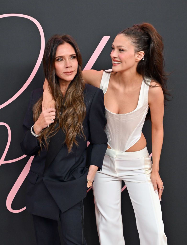Nicola Peltz & Victoria Beckham di Grammy Awards 2024 LOS ANGELES, CALIFORNIA - FEBRUARY 03: Victoria Beckham and Nicola Peltz Beckham attend the Premiere of