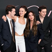 Nicola melakukan debut menjadi sutradara di drama Lola tersebut. Victoria juga menulis pesan manis di Instagram: kami sangat bangga padamu! Selamat atas filmmu yang luar biasa, Lola. resmi tayang di bioskop 9 Februari! Kiss xx’ Foto: Michael Buckner/Variety via Getty Images