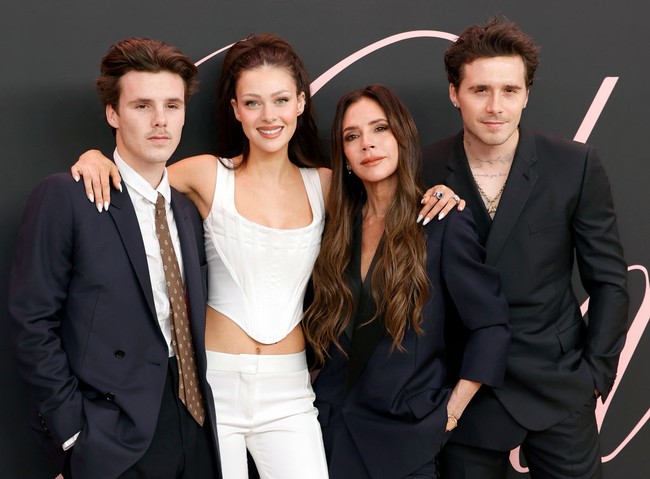 Di momen tersebut juga dihadiri oleh suami Nicola, Brooklyn Beckham dan adiknya Cruz Beckham. Foto: Frazer Harrison/Getty Images