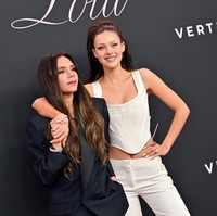 Pun Victoria Beckham yang ikut merangkul pinggang menantunya itu. Nicola menunjukkan rasa hormat ke ibu mertuanya lewat busana rancangan Victoria. Foto: Axelle/Bauer-Griffin/FilmMagic/Getty Images