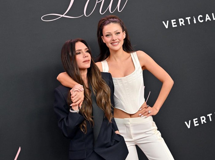 LOS ANGELES, CALIFORNIA - FEBRUARY 03: Victoria Beckham and Nicola Peltz Beckham attend the Premiere of 