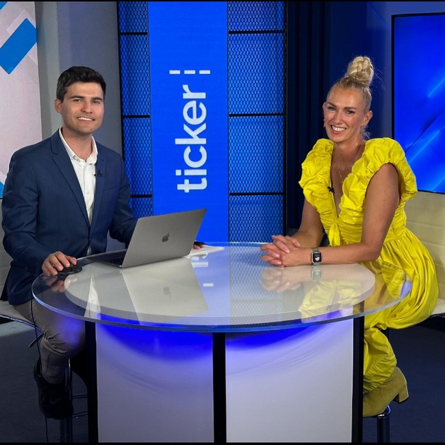 Pemilih studio olahraga Cinch Transformation tersebut memang selalu menjaga penampilan dengan berolahraga. Seiring bertambahnya usia, ia pun semakin rajin angkat beban yang disebut sebagai salah satu tips kecantikannya. Foto: Instagram Nikki Ellis