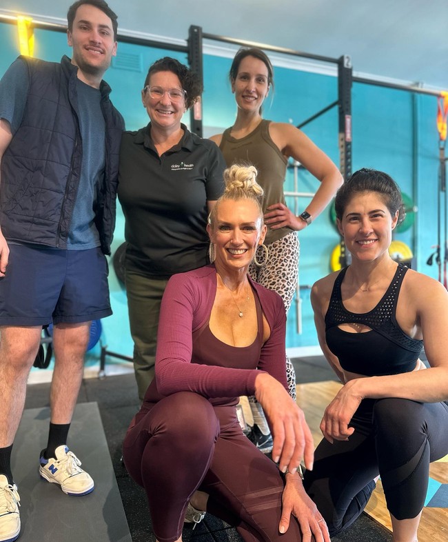 Sedangkan untuk wajah, ia megaku hanya memastikan pakai skincare dan sunscreen juga facial di rumah. Nikki pun menghindari minum alkohol juga berbuat baik yang memancarkan aura muda. Foto: Instagram Nikki Ellis