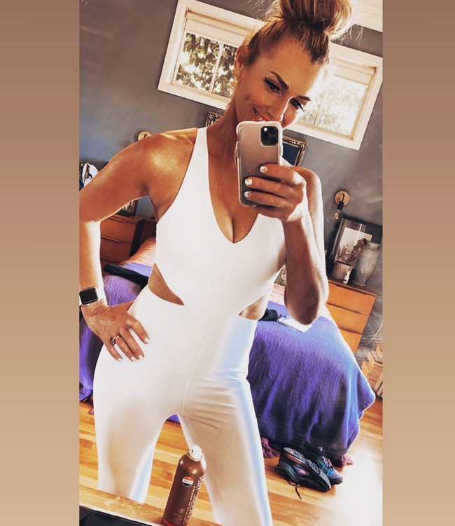 Nikki Ellis dikenal sebagai instruktur fitness yang sering membagikan konten di medi sosial. Baru-baru ini ia jadi perbincangan ketika mengungkap usia sebenarnya. Foto: Instagram Nikki Ellis