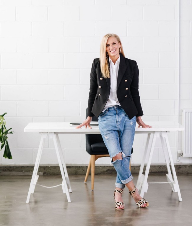 Beberapa tips bugarnya yang lain adalah mencoba untuk selalu merasa bahagia dan menjaga pola makan. Aku menghindari duduk terlalu lama. Aku makan banyak buah dan sayuran dan berusaha makan 100 gram protein sehari. Tujuanku adalah diet yang membuat sehat tanpa merasa dibatasi dan bertenaga, puas, dan menikmati makanan, kata Nikki. Foto: Instagram Nikki Ellis