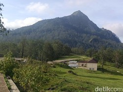 Pemandangan di depan observatorium Nasional Timau.
