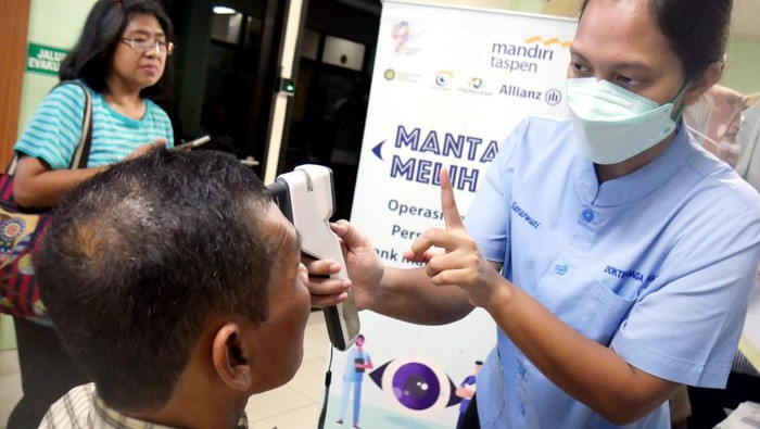Nasabah Bank Mandiri Taspen menjalani operasi karatak di RS Islam Jakarta, Minggu (04/2/2024). Sebanyak 38 orang nasabah dari total 100 peserta yang berhasil lolos proses screening akhirnya menjalani operasi mata gratis.