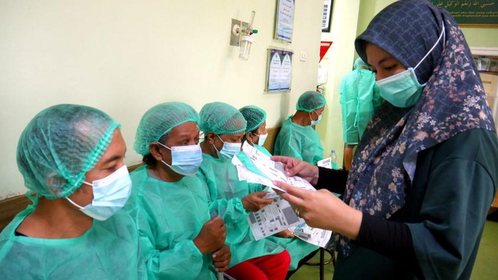 Nasabah Bank Mandiri Taspen menjalani operasi karatak di RS Islam Jakarta, Minggu (04/2/2024). Sebanyak 38 orang nasabah dari total 100 peserta yang berhasil lolos proses screening akhirnya menjalani operasi mata gratis.