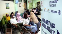 Sebanyak 38 orang dari total 100 peserta yang berhasil lolos proses screening akhirnya menjalani operasi mata. Operasi karatak digelar di RS Islam Jakarta, Minggu (4/2/2024).
