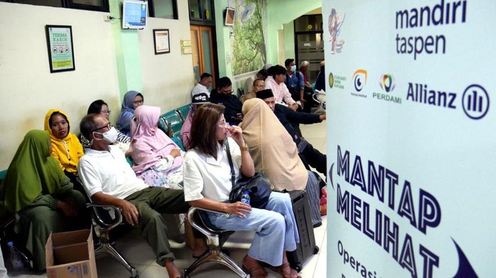 Nasabah Bank Mandiri Taspen menjalani operasi karatak di RS Islam Jakarta, Minggu (04/2/2024). Sebanyak 38 orang nasabah dari total 100 peserta yang berhasil lolos proses screening akhirnya menjalani operasi mata gratis.