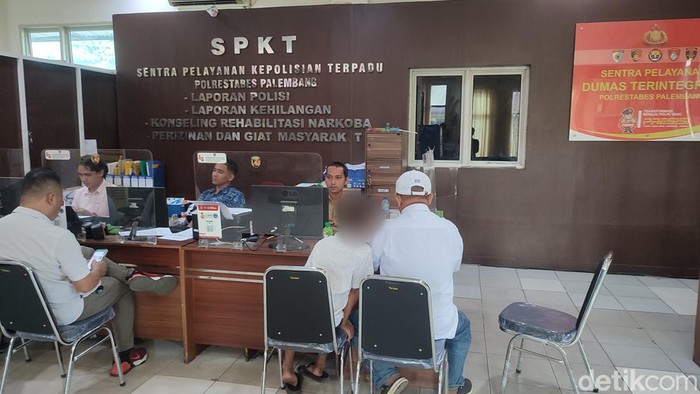 Orang tua korban melaporkan tetangganya kasus penganiayaan yang dialami anaknya ke pihak kepolisian.