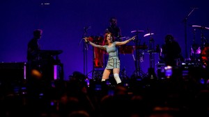 Sebelumnya, Paramore diisukan akan bubar. Hal ini berkaitan dengan hilangnya semua foto mereka di Instagram. Bahkan ketika itu, Hayley Williams, sang vokalis, turut menonaktifkan akun pribadinya. Momen tersebut membuat para penggemarnya khawatir.