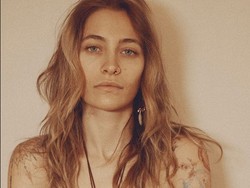 Penampilan Seksi Putri Michael Jackson di Grammy 2024, Hapus 80 Tato