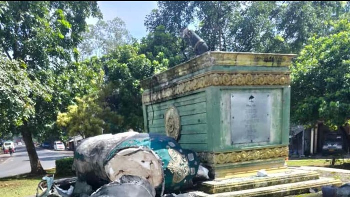 Patung Tugu Kuda Kosong Roboh