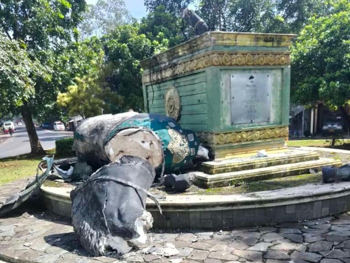Patung Tugu Kuda Kosong Roboh