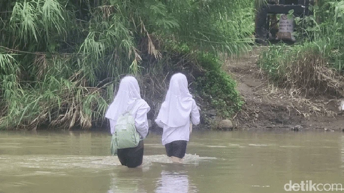 Pelajar terpaksa seberangi Sungai Cidadap demi sampai ke sekolah.