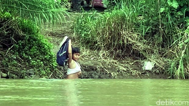 Pelajar terpaksa seberangi Sungai Cidadap demi sampai ke sekolah.