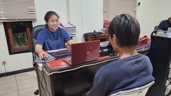 Pelaku pemerkosaan siswi SD di Bondowoso saat diperiksa di kantor polisi