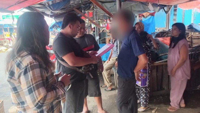 Pelaku saat diamankan polisi karena mencabuli anak tirinya.