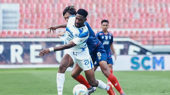 Pemain PSIS Semarang, Boubakary Diarra mendapat gangguan dari pemain Arema FC.