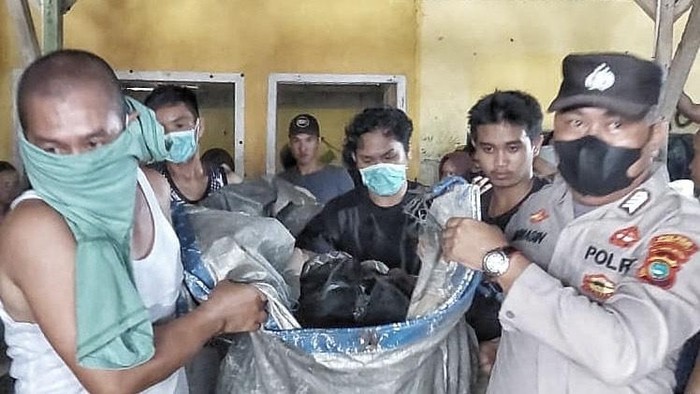 Pemilik bilyard yang ditemukan tewas membusuk dievakuasi polisi dibantu warga dan keluarga.