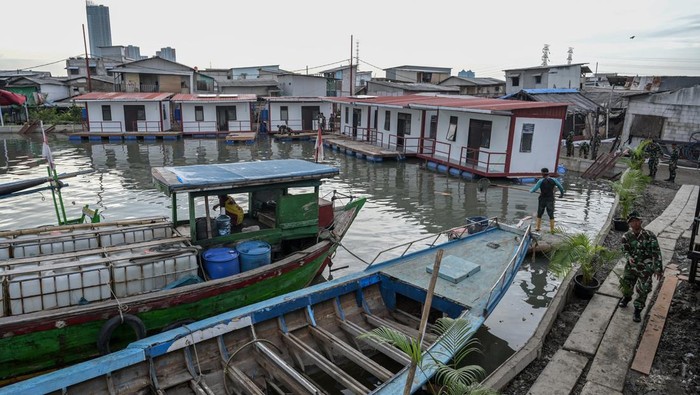 Penampakan Bantuan Rumah Apung dari Kemhan di Penjaringan Jakarta Anggota TNI melihat rumah apung di Blok Empang, Kecamatan Penjaringan, Jakarta, Senin (5/2/2024). Kementerian Pertahanan (Kemhan) bersama Universitas Pertahanan membangun enam unit rumah apung, 12 rumah panggung untuk 18 Kepala Keluarga atau 80 jiwa dan penataan ruang terbuka hijau serta fasilitas umum seperti Desalinasi mengubah air laut menjadi air tawar yang dapat digunakan masyarakat setempat. ANTARA FOTO/Bayu Pratama S/rwa.
