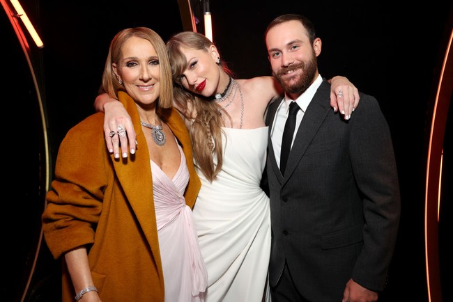 Setelah menerima penghargaan, Taylor menyempatkan berfoto bersama Celine dan Rene-Charles. Foto: Kevin Mazur/Getty Images