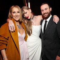 Setelah menerima penghargaan, Taylor menyempatkan berfoto bersama Celine dan Rene-Charles. Foto: Kevin Mazur/Getty Images