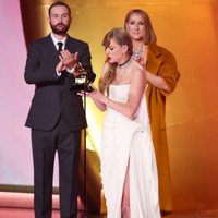 Celine hadir membacakan anugerah penghargaan Album of the Year yang diraih Taylor Swift untuk album bertitel ‘Midnights’.  Foto: Christopher Polk/Billboard via Getty Images