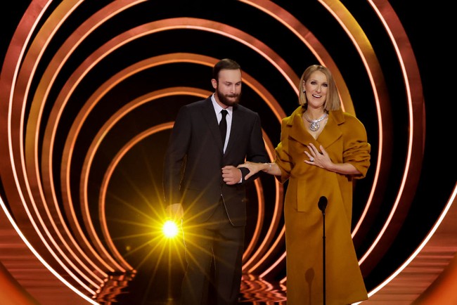 Ini merupakan penampilan pertama Celine Dion di depan publik setelah dia mengungumumkan mengidap Stiff-Person Syndrome pada Desember 2022. Foto: Kevin Winter/Getty Images