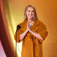 Penyanyi 55 tahun ini tampil segar dengan riasan wajah bernuansa nude pink. Rambut pirang berpotongan bob asimetris ditata sleek dan lurus. Foto: Christopher Polk/Billboard via Getty Images