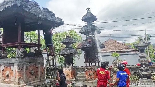 Penanganan kebakaran Pura Paibon Pande di Banjar Tengah, Desa Tegak, Klungkung, Bali, Senin (5/2/2024).