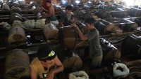 Sejumlah pekerja tambang mengisi air ke dalam tromol saat proses pengolahan emas di lokasi Pertambangan Rakyat, Desa Anggai, Pulau Obi, Kabupaten Halmahera Selatan, Maluku Utara, Minggu (4/2/2024).  