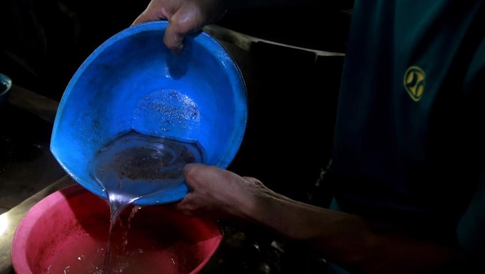 Pekerja tambang memisahkan campuran air perak (mercuri) saat proses pengolahan emas di lokasi Pertambangan Rakyat, Desa Anggai, Pulau Obi, Kabupaten Halmahera Selatan, Maluku Utara, Minggu (4/2/2024). Pengolahan emas mentah tersebut memakan waktu sekitar 4 jam dalam sehari mampu menghasilkan 12 gram emas mentah setiap kali penggilingan dan hasilnya dijual ke pengepul dengan harga 6 juta per gram. ANTARA FOTO/Andri Saputra/Spt.