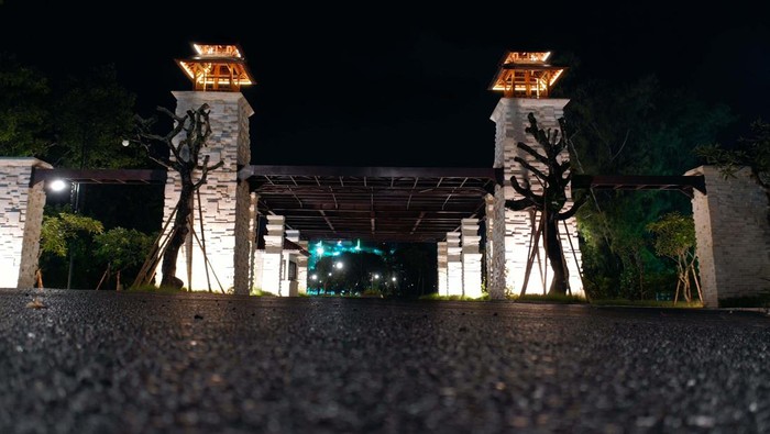 Peninggalan Bersejarah Tetap Terjaga di Tengah Pengembangan The Sanur Bali Beach Convention yang berada di KEK Sanur atau The Sanur telah diresmikan. Di hotel tersebut terdapat relief bersejarah karya Edhi Sunarso.