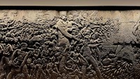 Relief tersebut merupakan salah satu karya monumental peninggalan pematung Edhi Sunarso yang merupakan salah satu pematung terbaik pada masa Bung Karno, yang telah menciptakan banyak karya salah satunya seperti Patung Selamat Datang di Bundaran Hotel Indonesia, Jakarta. Relief yang terdapat di Grand Inna Bali Beach ini memiliki tema “Bangsa Indonesia Bangkit” berbahan batu andesit terbaik yang berasal dari Gunung Merapi. Relief ini menjadi saksi dan icon warisan yang memiliki nilai historical dan menceritakan perkembangan pariwisata Bali sejak hotel ini dibangun.  