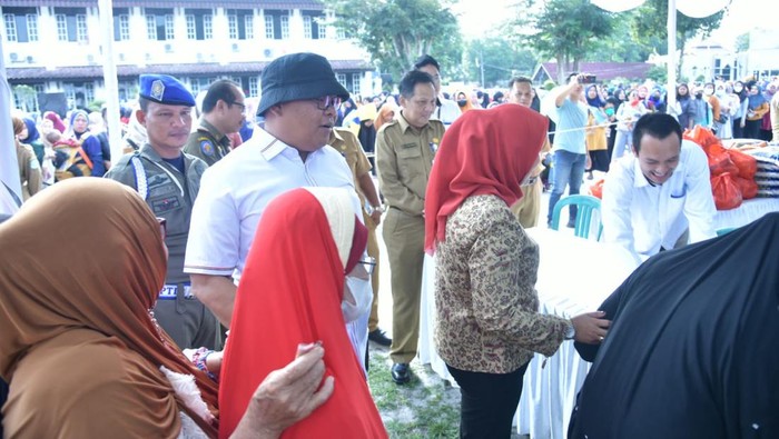 Penjabat Bupati Bangka, Muhammad Haris melihat pasar murah di halaman Kantor Bupati Bangka.