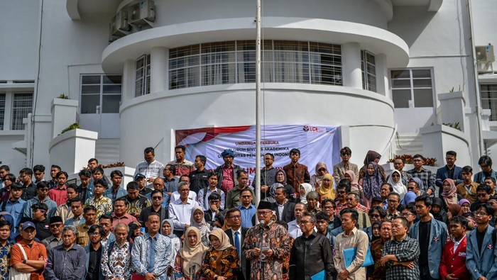 Pernyataan sikap kampus UPI Guru besar, dosen dan mahasiswa Universitas Pendidikan Indonesia (UPI) memberikan pernyataan sikap di Gedung Isola Kampus UPI, Bandung, Jawa Barat, Senin (5/2/2024). Dalam pernyataan sikapnya, civitas akademika UPI meminta agar Presiden Joko Widodo mencabut pernyataan yang menunjukkan keberpihakan dan keterlibatannya dalam kampanye politik pada Pemilu 2024. ANTARA FOTO/Raisan Al Farisi/rwa.